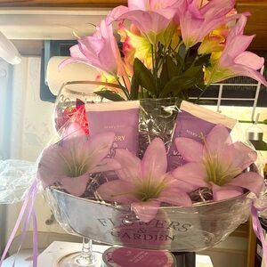 Mary Kay Berry &Vanilla Shower Gel/Body Lotion Gift Set w/Lilac Bouquet Flowers